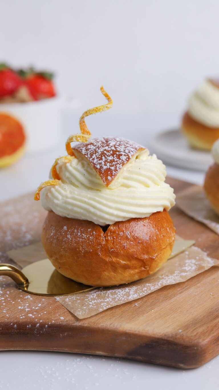 Berry Cream Buns 