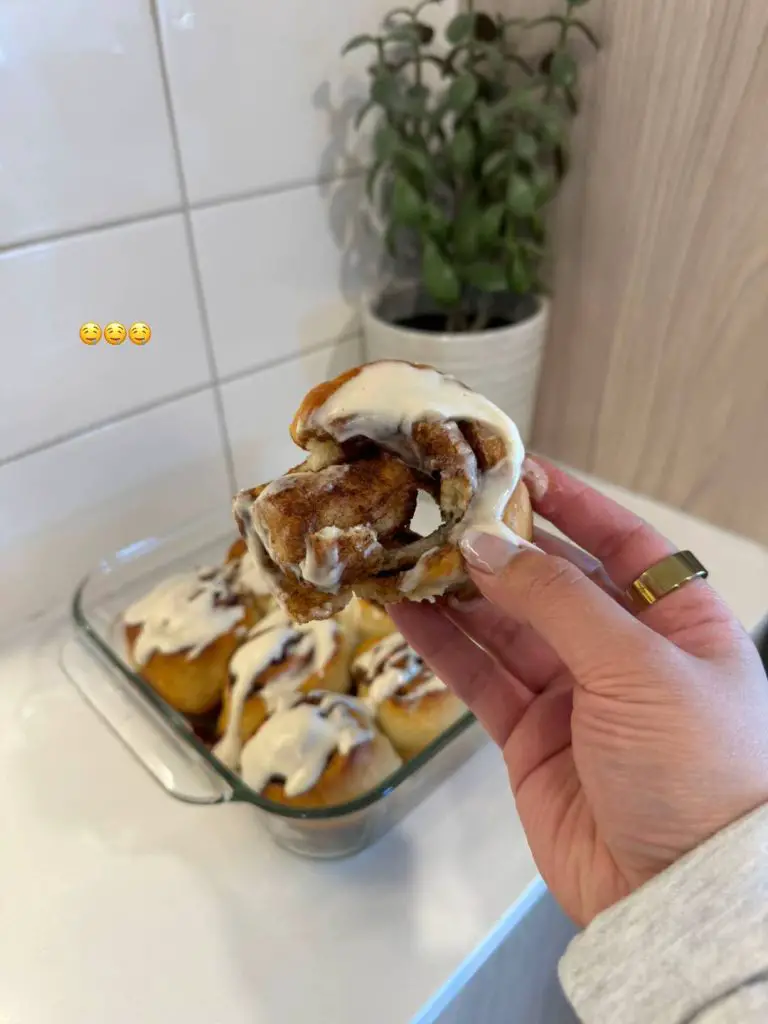 Low-Calorie Greek Yogurt Cinnamon Rolls – High-Protein & Guilt-Free Dessert